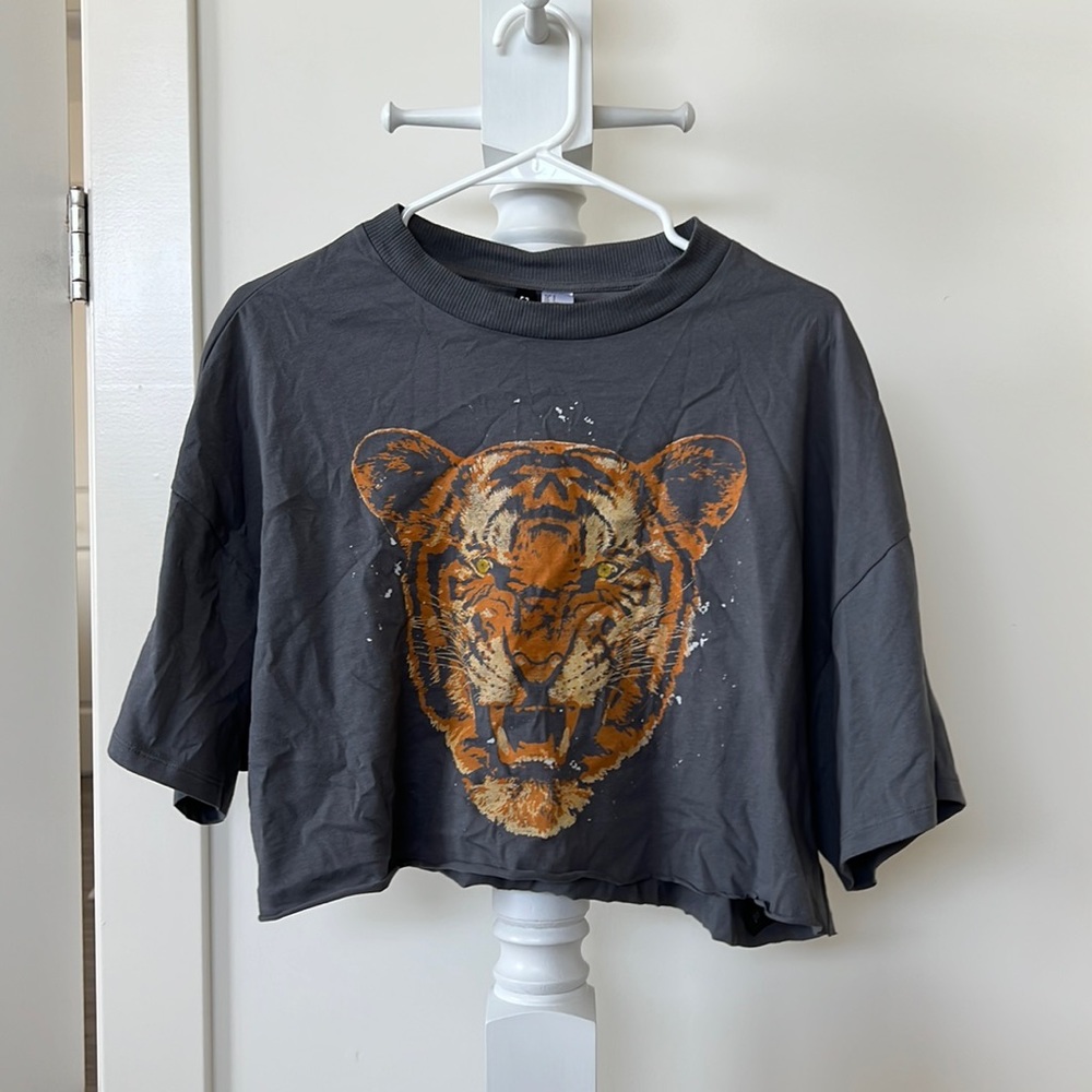 H&M Size S Gray Cropped Tiger Graphic T Shirt!! TAGS ON